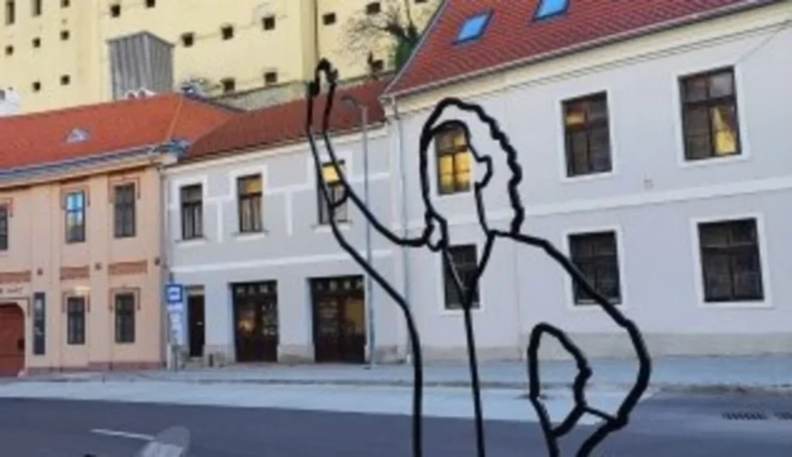 Apró töredéke, mégis annál hangosabb rész Veszprém történelmének a Jókai utcai „BESZÉLŐ”
